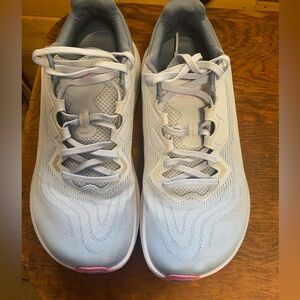 Womens 9.5. Altra Women's Sneakers - White and blue.